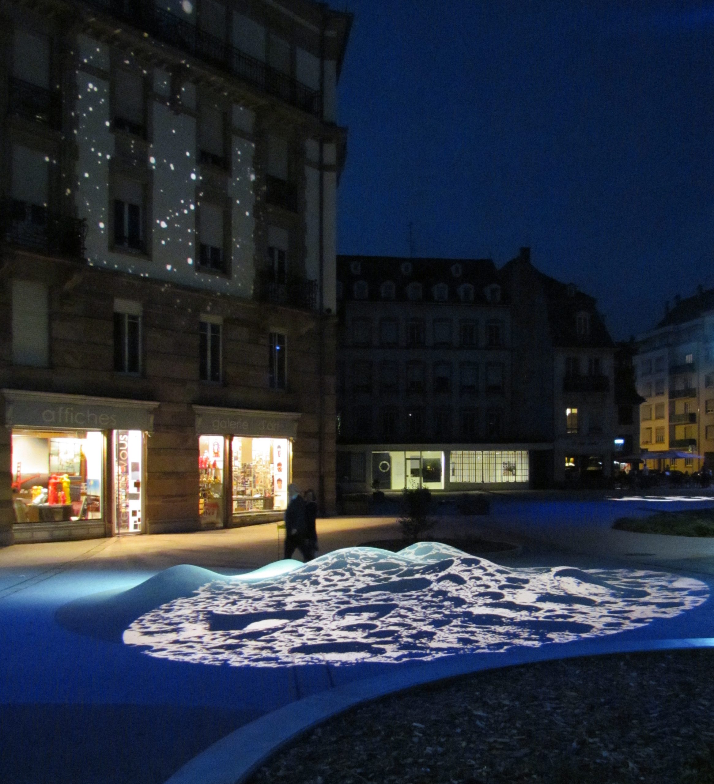 File:Maquette miniature place d'Austerlitz - Strasbourg by night